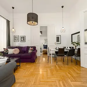Apartment Black & White At Nyugati Station - 3 Separate Br, Budapest